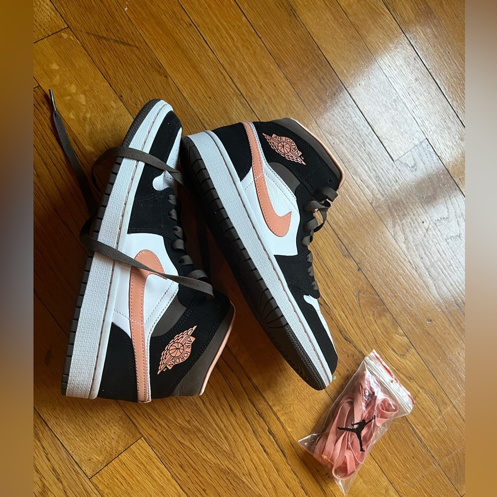 Nike Air Jordans 1 Mid Peach Mochas